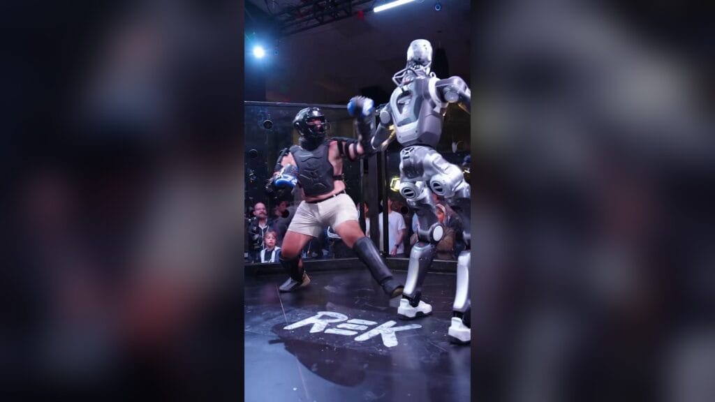 Kafeste Frankie LaPenna ile Terminatör tarzı insansı robotun karşılaşması