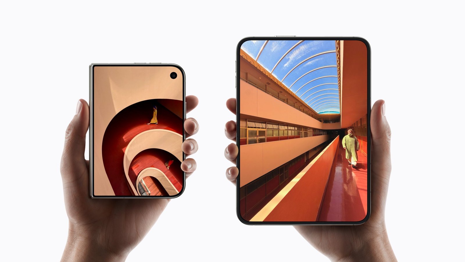 Biri katlanmış biri açık iki iPhone Duo