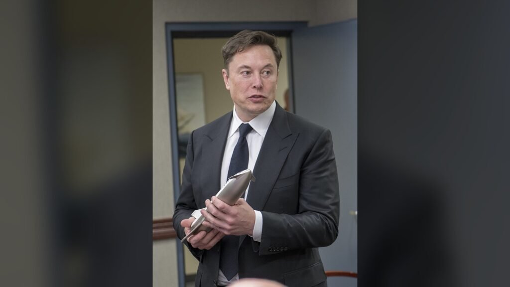Elon Musk elinde Starship maketiyle