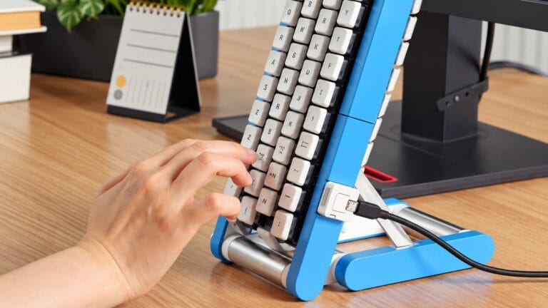 Tuşları dönen bantlar üzerinde taşıyan mavi Gboard Kurukuru klavyede yazı yazan el