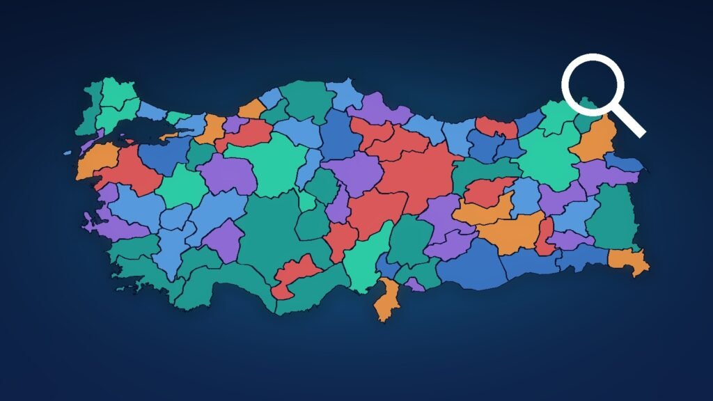 İlleri farklı renklerle boyanmış Türkiye haritası ve arama büyüteci; Google aramaları temsili görseli