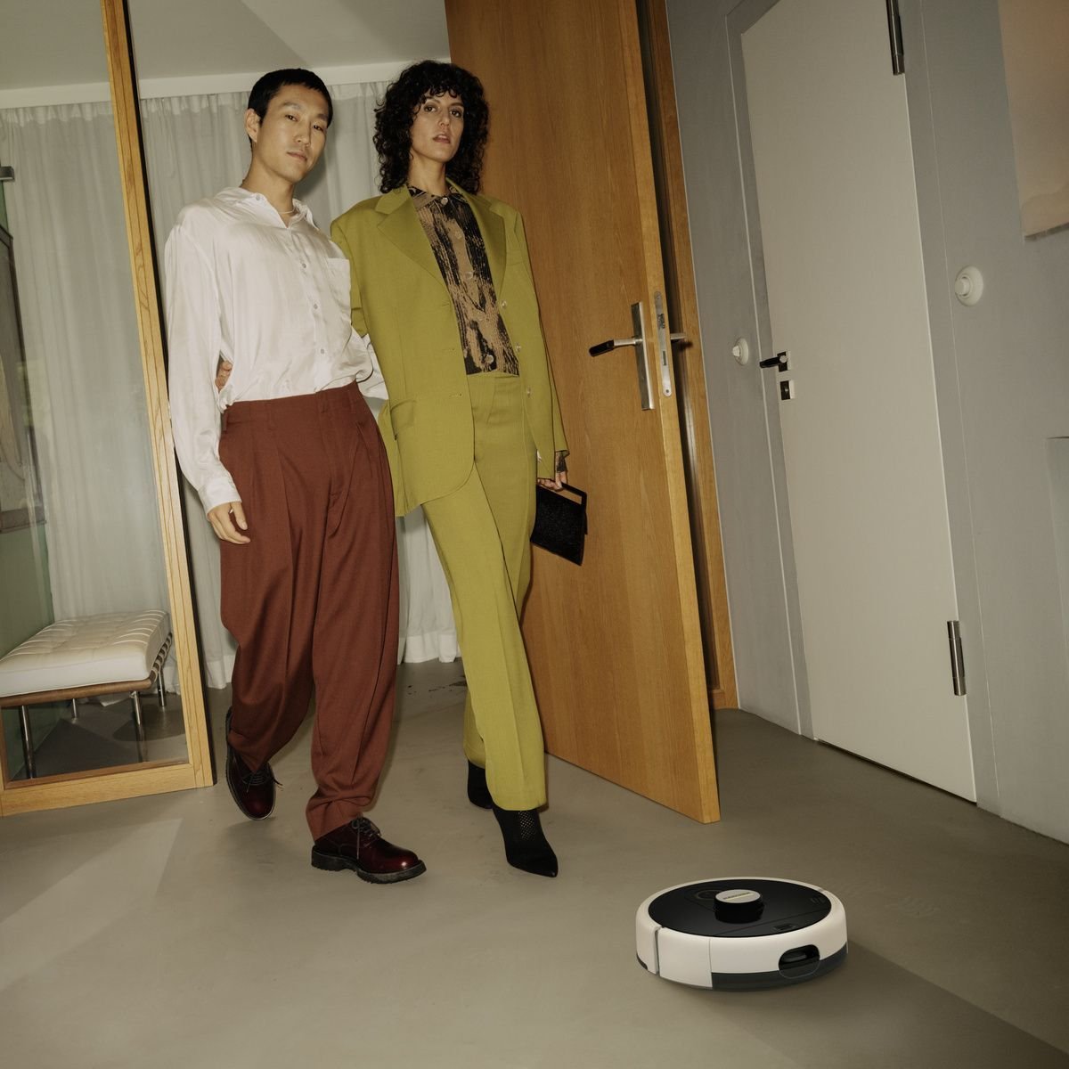 Kärcher RCF 3 robot paspas ev koridorunda temizlik yaparken
