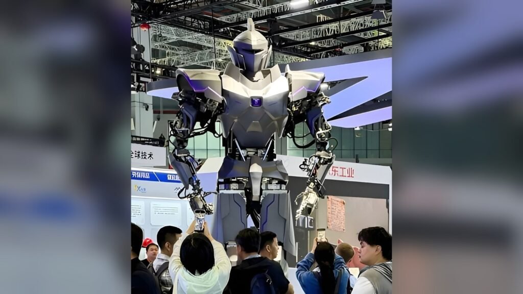 NeodraDynamics Neo1 insansı robotu CIIF 2026 fuarında ziyaretçilerin önünde