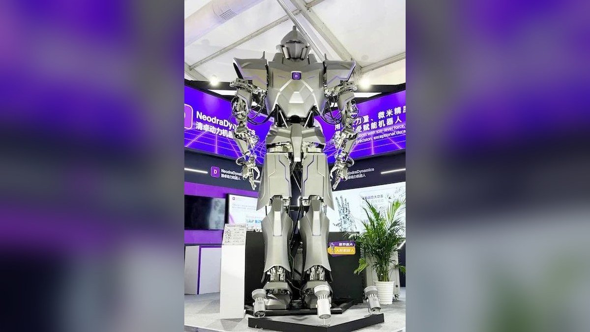 NeodraDynamics standında sergilenen 4 metrelik Neo1 robotu