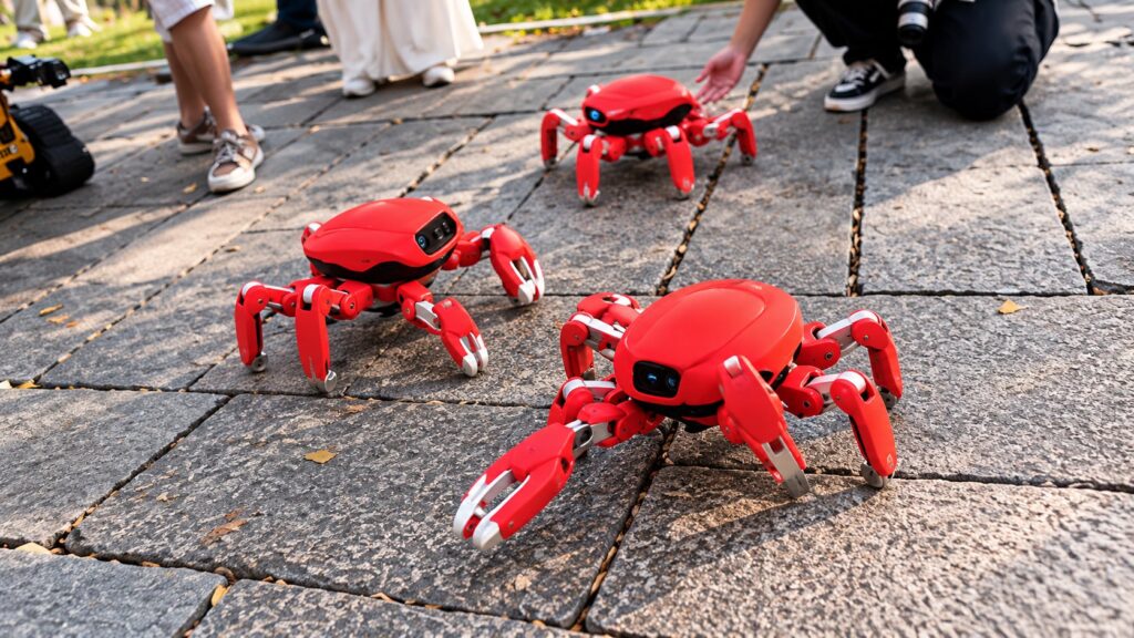 Sokakta parke taşları üzerinde yürüyen kırmızı Jumper robot yengeçler