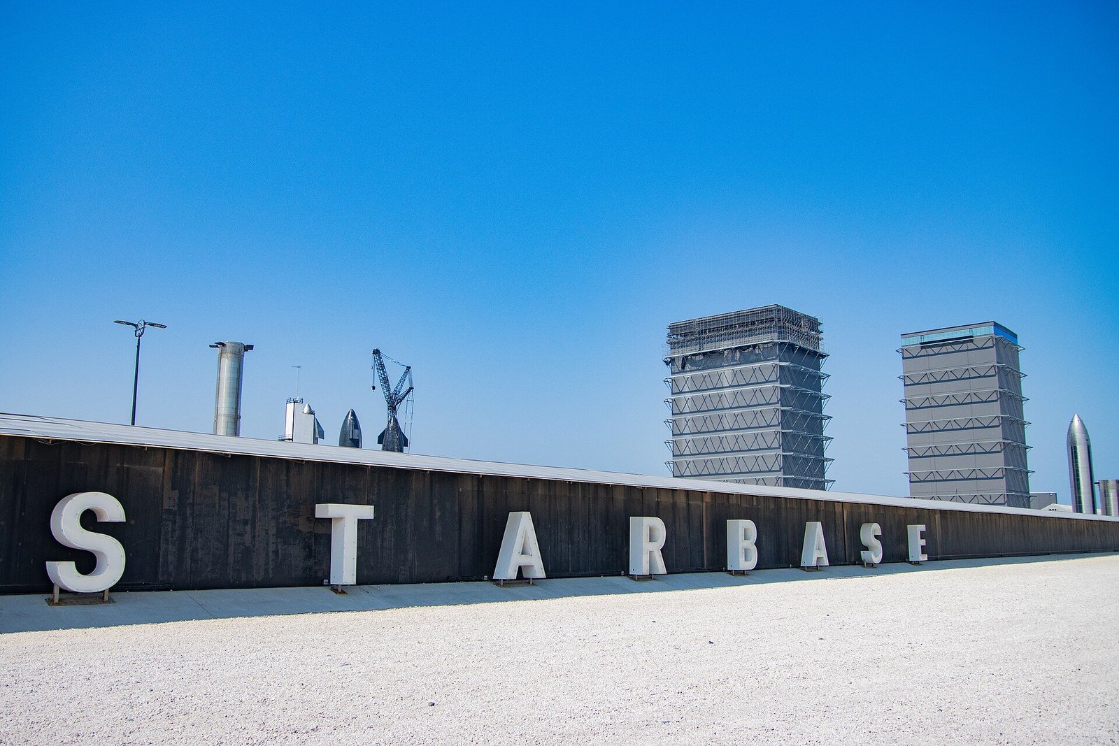 SpaceX'in Teksas'taki Starbase tesisi, arka planda roket üretim binaları ve Starship prototipleri