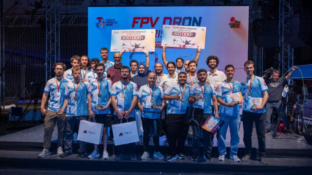 T3 FPV Akademi FPV Dron Yarışması'nda ödül alan takımlar sahnede