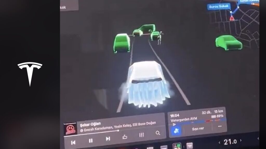 Tesla ekranında hayalet örtülü araç görseli ve yeşil araçlar