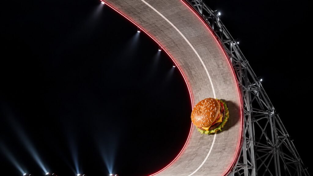 Tesla rampa akımında kavisli rampada ilerleyen hamburger