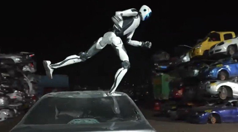 Unitree H2-X insansı robotu hurdalıkta bir otomobilin tavanına sıçrıyor