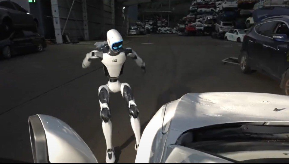 Unitree H2-X insansı robotu hurda araçların arasında savunma pozisyonunda duruyor