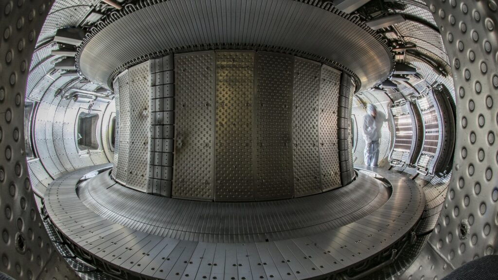 Bir tokamak füzyon reaktörünün iç yapısı, yapay güneş olarak bilinen reaktörlerin vakum odası