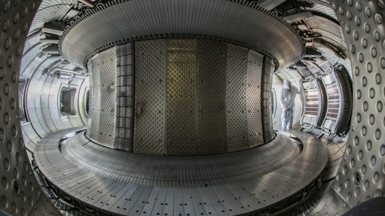 Bir tokamak füzyon reaktörünün iç yapısı, yapay güneş olarak bilinen reaktörlerin vakum odası